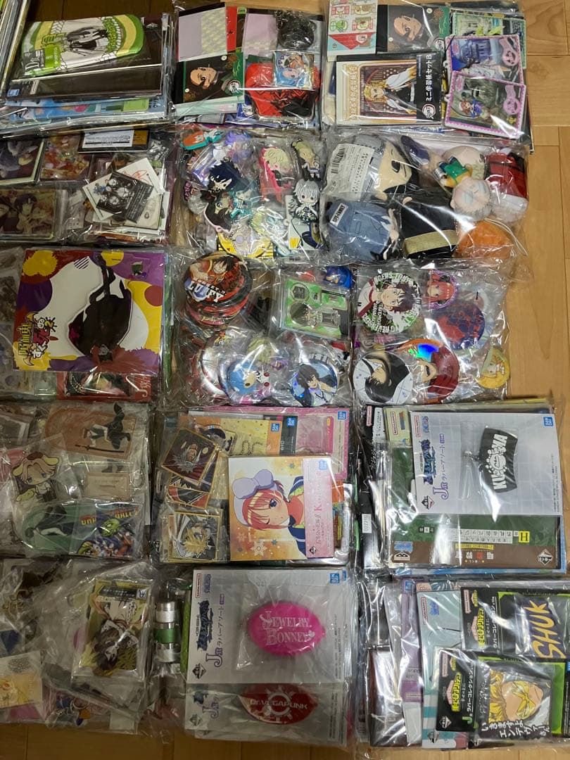 マンガ　アニメ　グッズ　缶バッジ　アクリルスタンド　ラバーストラップ　フィギュア
