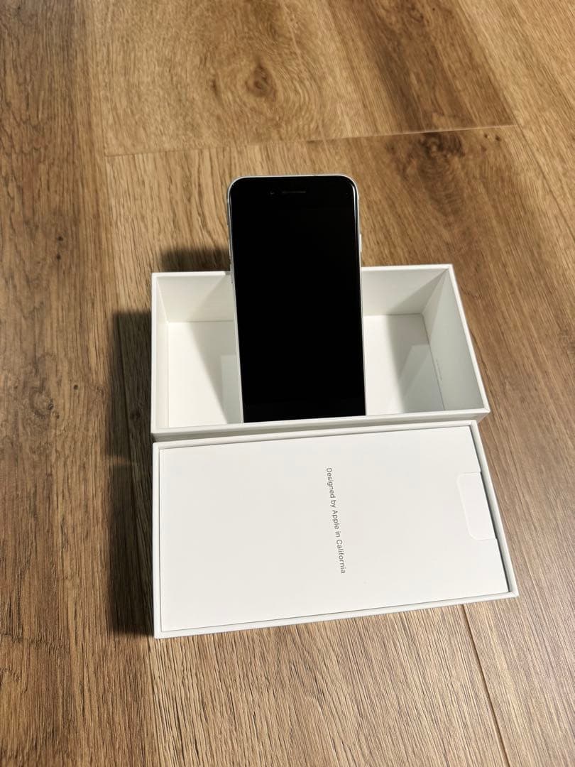 【iPhone SE 64GB 】白ロム SIMフリー 初期化済み箱・イヤホン付