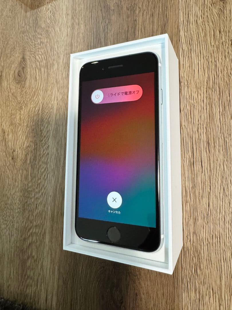 【iPhone SE 64GB 】白ロム SIMフリー 初期化済み箱・イヤホン付