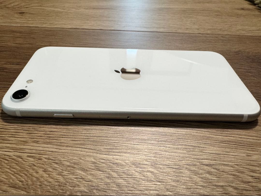 【iPhone SE 64GB 】白ロム SIMフリー 初期化済み箱・イヤホン付