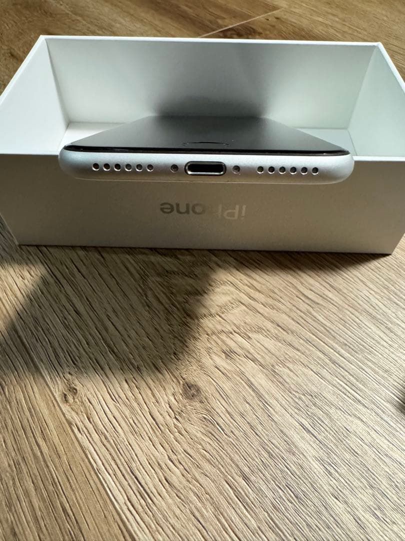 【iPhone SE 64GB 】白ロム SIMフリー 初期化済み箱・イヤホン付