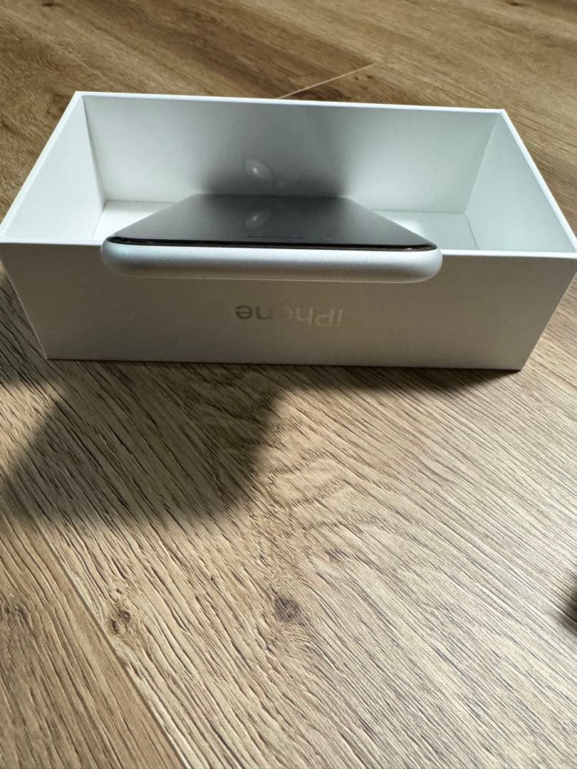 【iPhone SE 64GB 】白ロム SIMフリー 初期化済み箱・イヤホン付