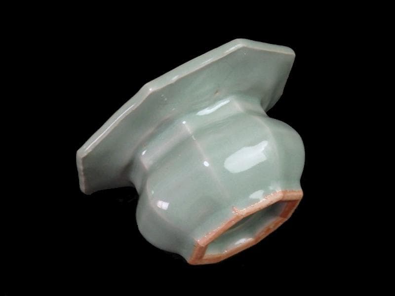 三田青磁　陽刻　壺型　八角　盃台　E251AS-CGp