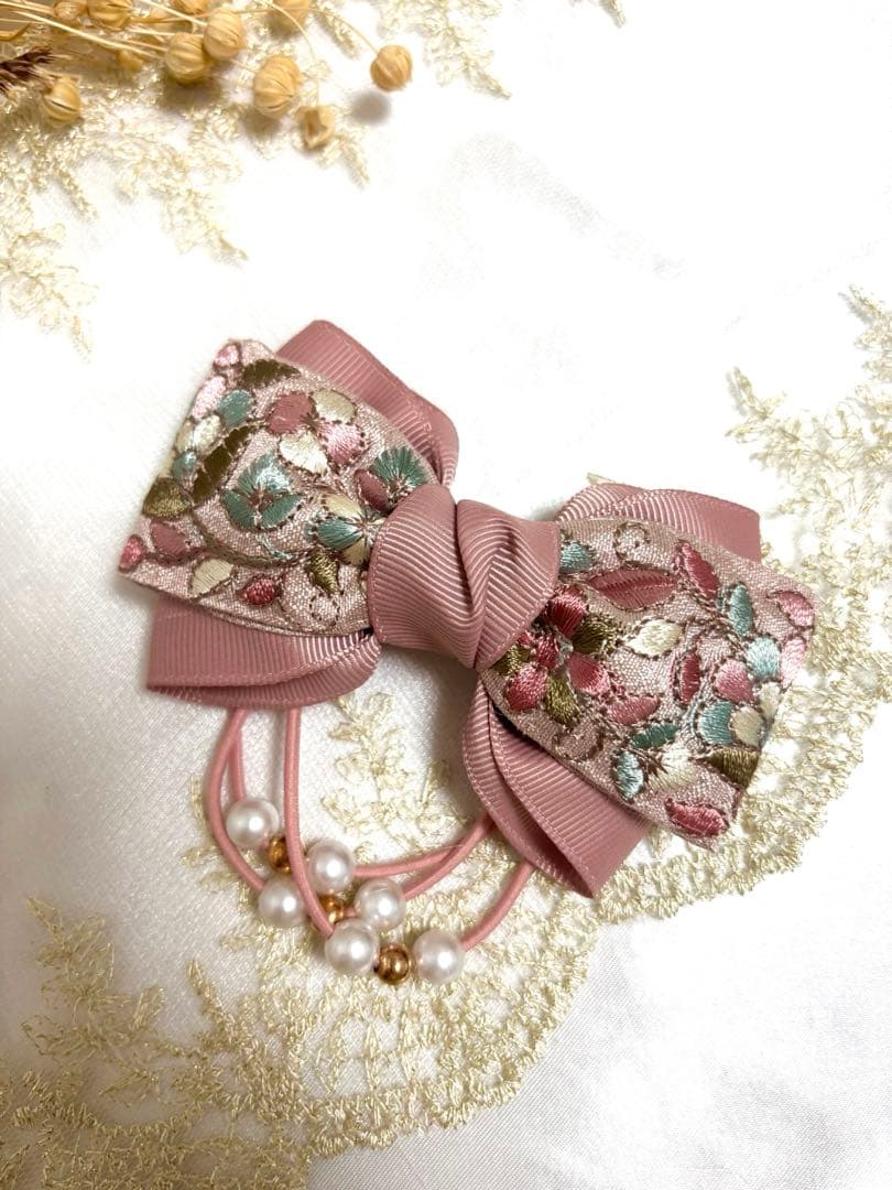 2822インド刺繍リボン☆ヘアゴム 　ハンドメイド　パール付きゴム くすみピンク
