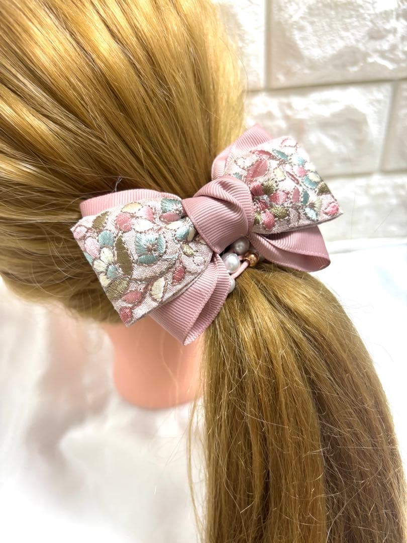 2822インド刺繍リボン☆ヘアゴム 　ハンドメイド　パール付きゴム くすみピンク