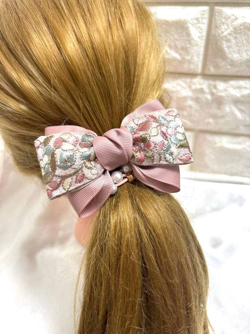 2822インド刺繍リボン☆ヘアゴム 　ハンドメイド　パール付きゴム くすみピンク