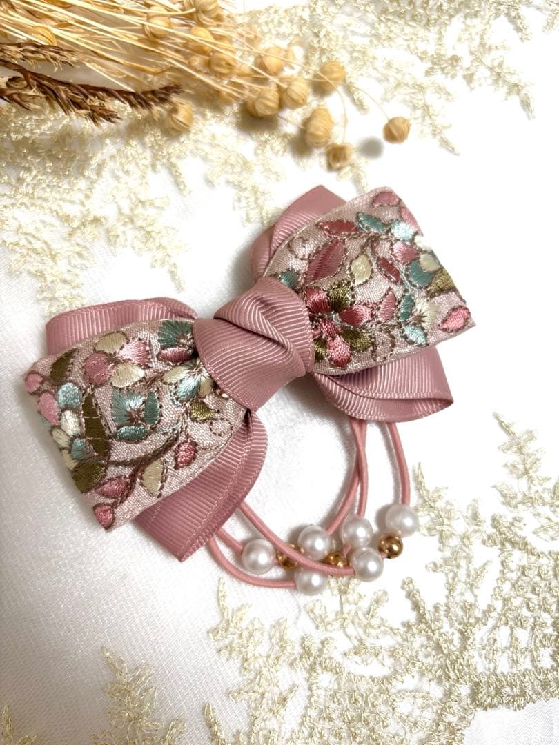 2822インド刺繍リボン☆ヘアゴム 　ハンドメイド　パール付きゴム くすみピンク