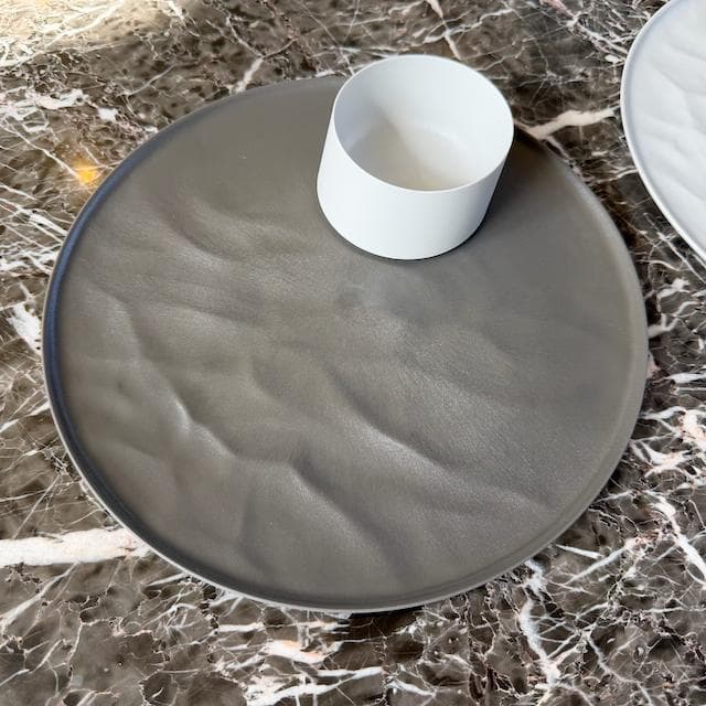 【ARAS】大皿ウェーブ27cm×ななめ小鉢 グレー・ホワイト 2枚セット