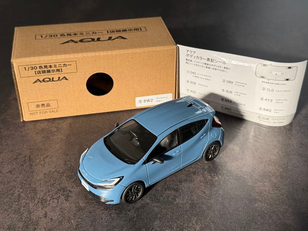 【非売品】TOYOTA AQUA 1/30 色見本ミニカー グレイッシュブルー