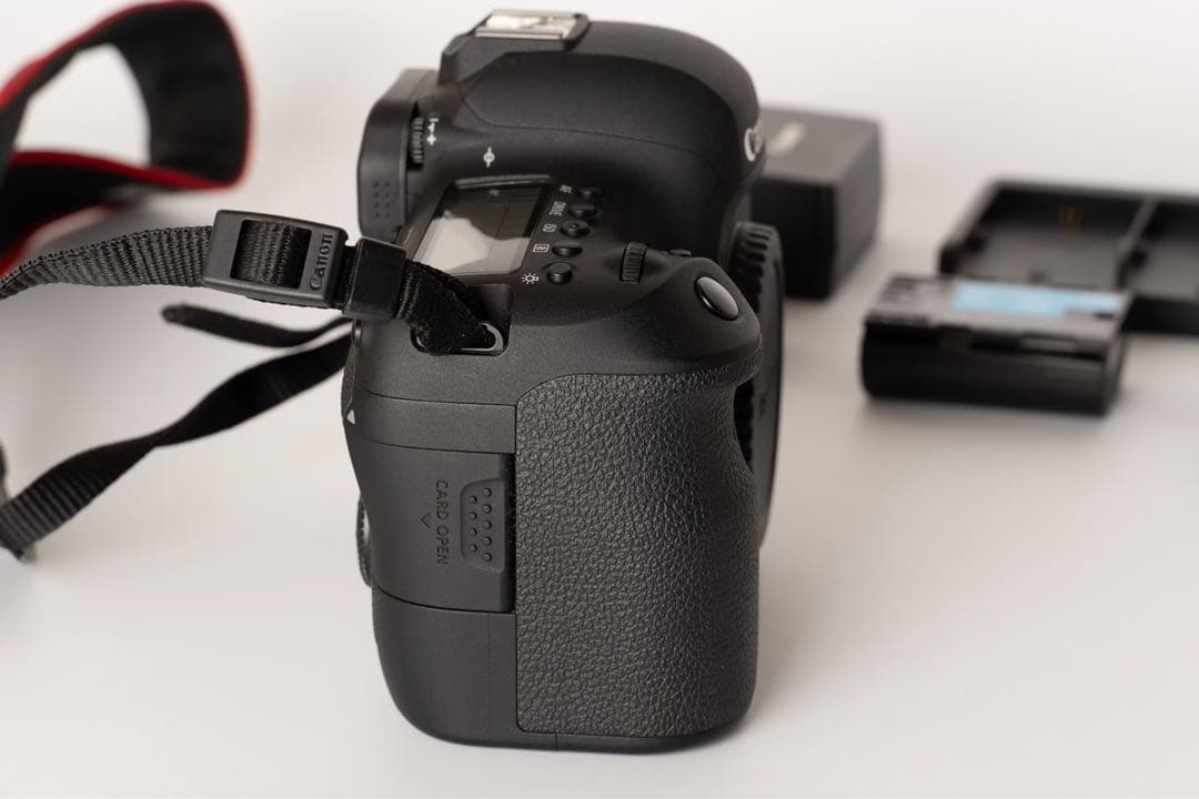 【訳あり】Canon EOS 6D Mark II ボディ・バッテリーレンズ