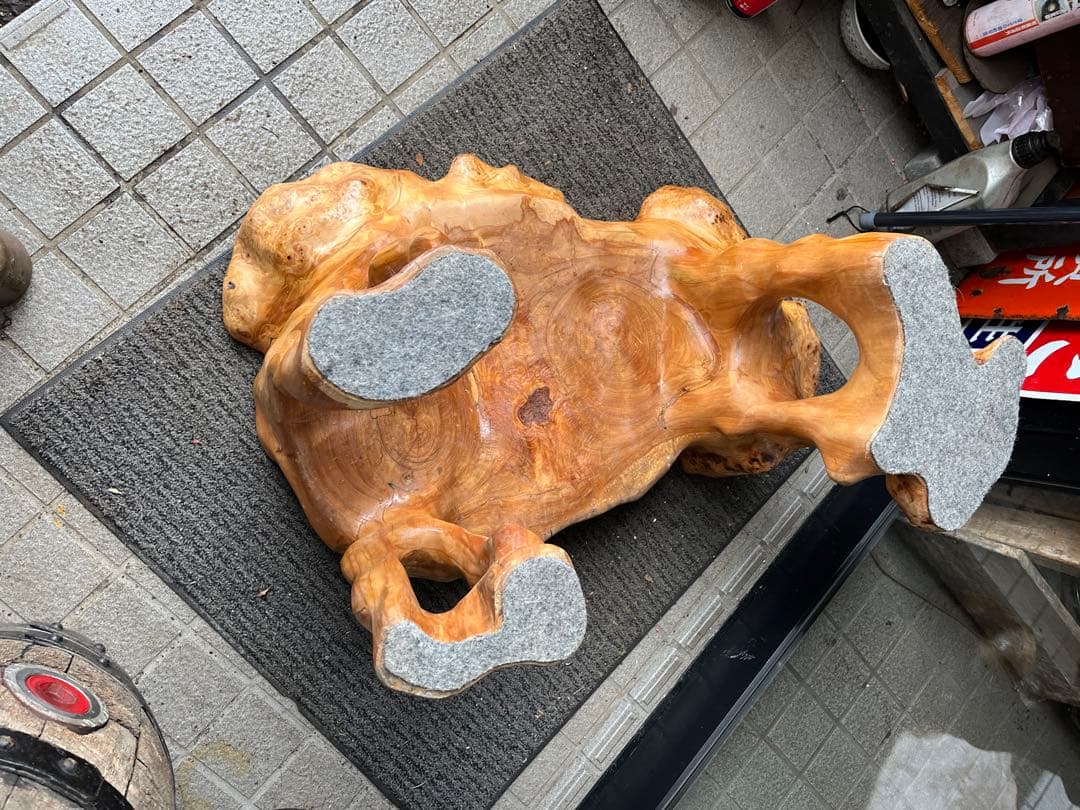 一枚板座卓、一本木座卓、切り株座卓、自然木彫り込み座卓、コブ付き彫り込み座卓