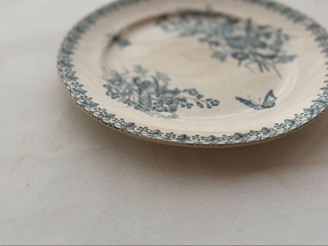 フランスアンティーク皿　古手皿　柔らかく枯れたプレート　サルグミンヌ