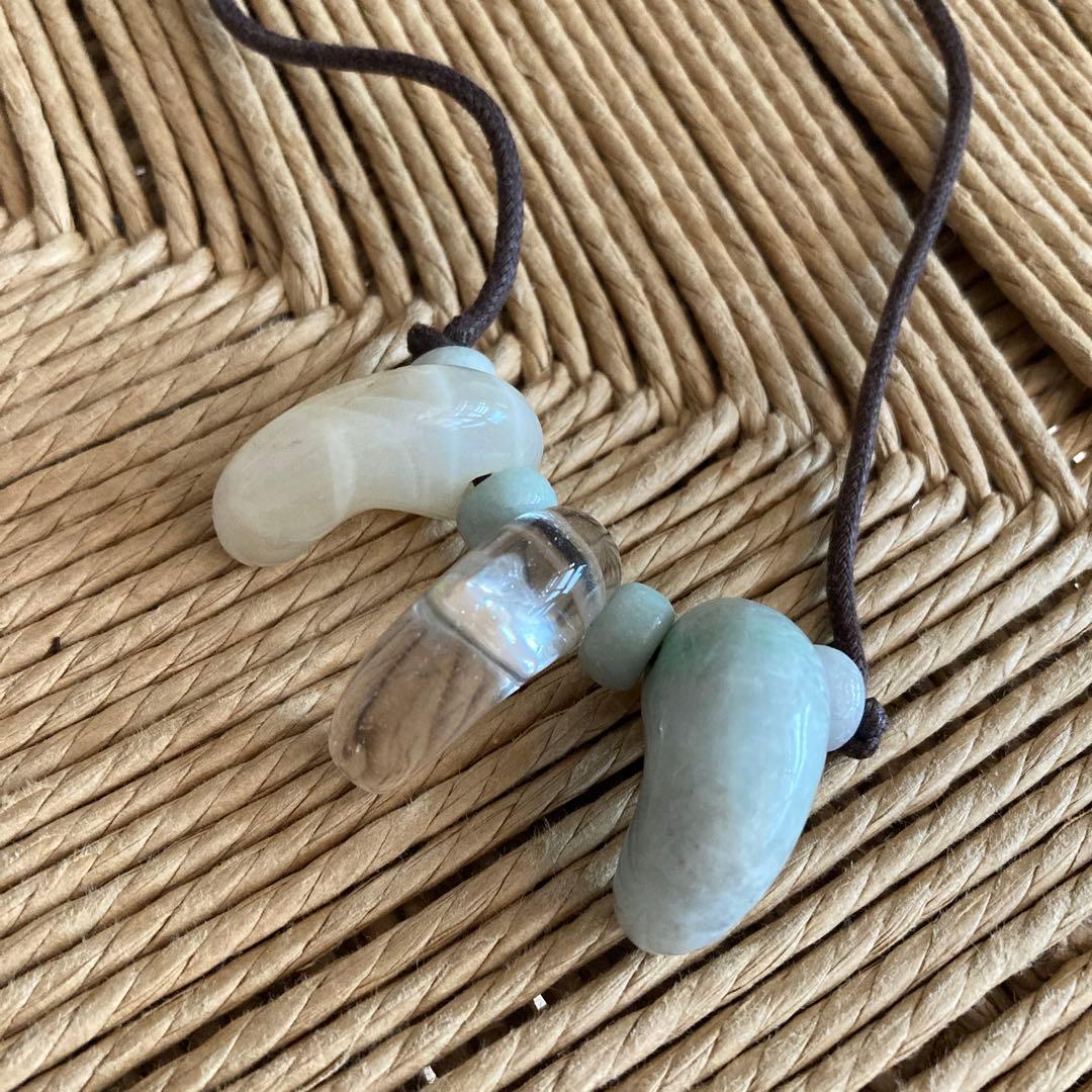 翡翠　水晶　勾玉 ペンダント　紐ネックレス