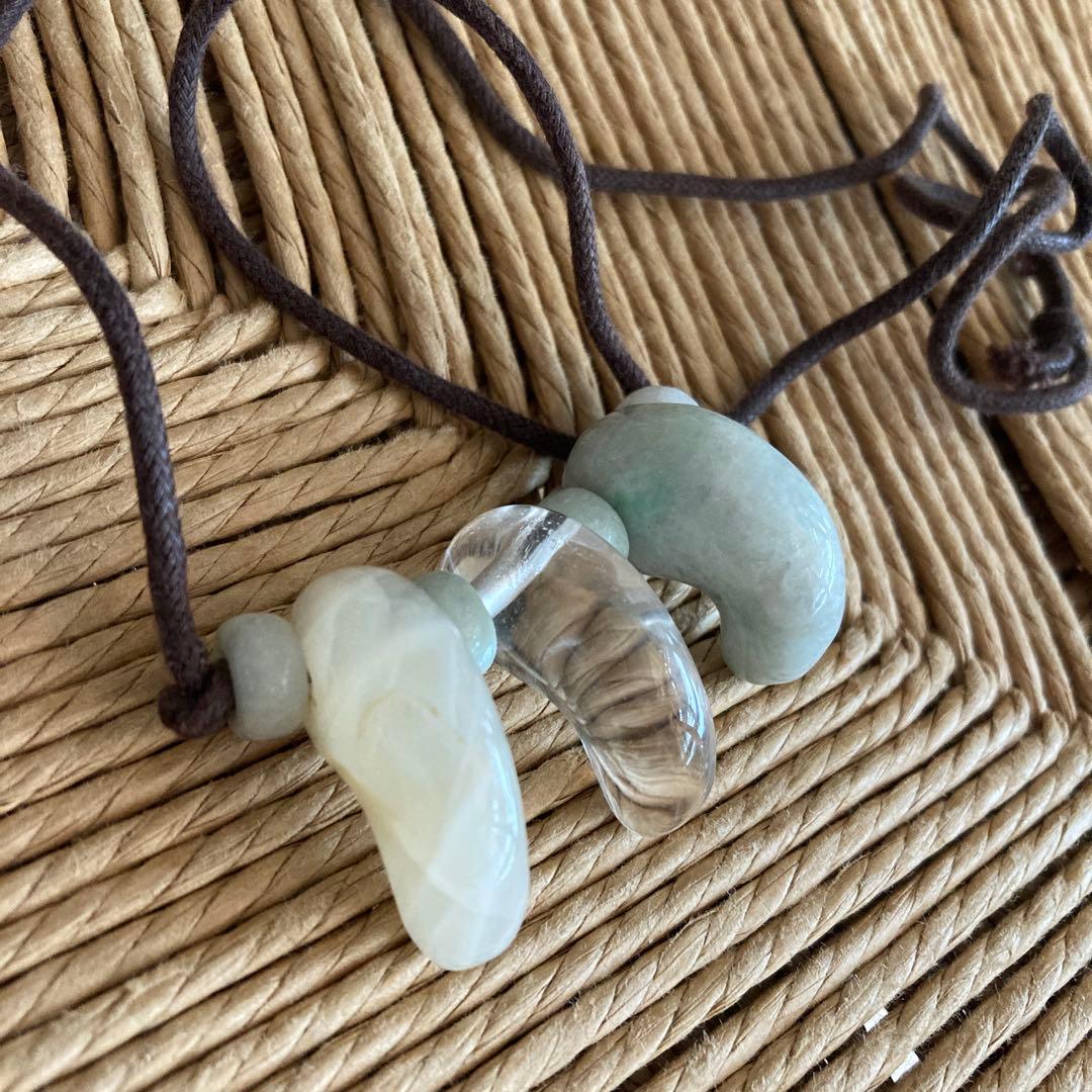 翡翠　水晶　勾玉 ペンダント　紐ネックレス