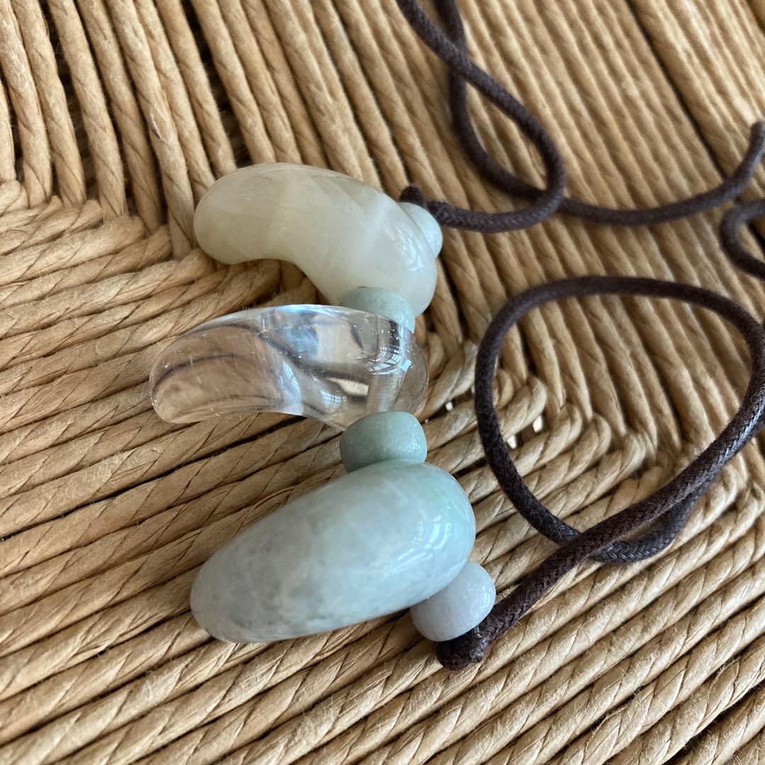 翡翠　水晶　勾玉 ペンダント　紐ネックレス