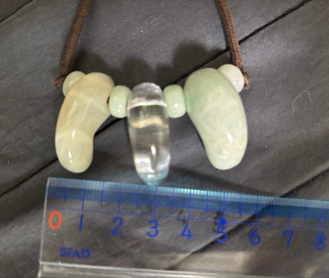 翡翠　水晶　勾玉 ペンダント　紐ネックレス