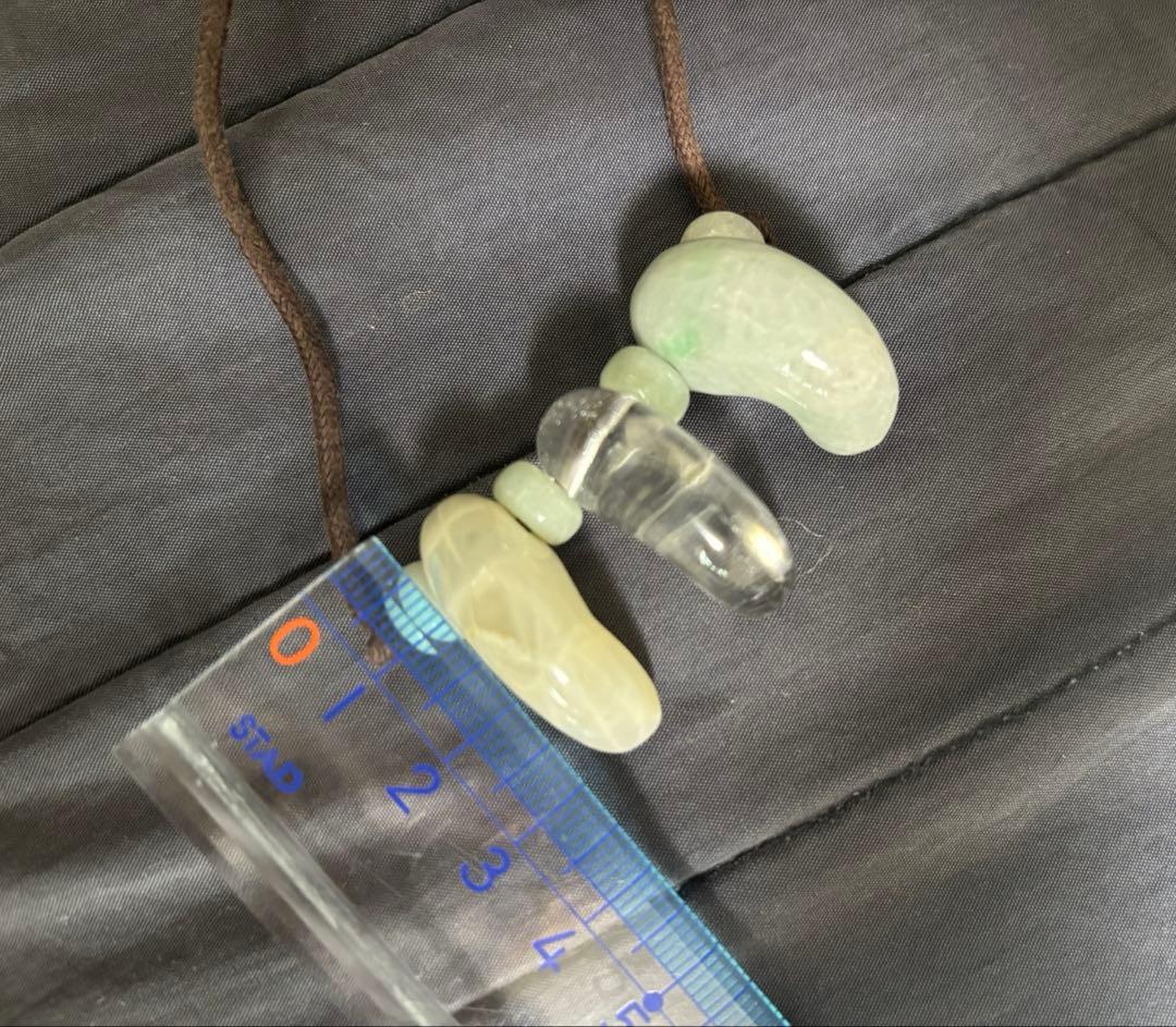 翡翠　水晶　勾玉 ペンダント　紐ネックレス