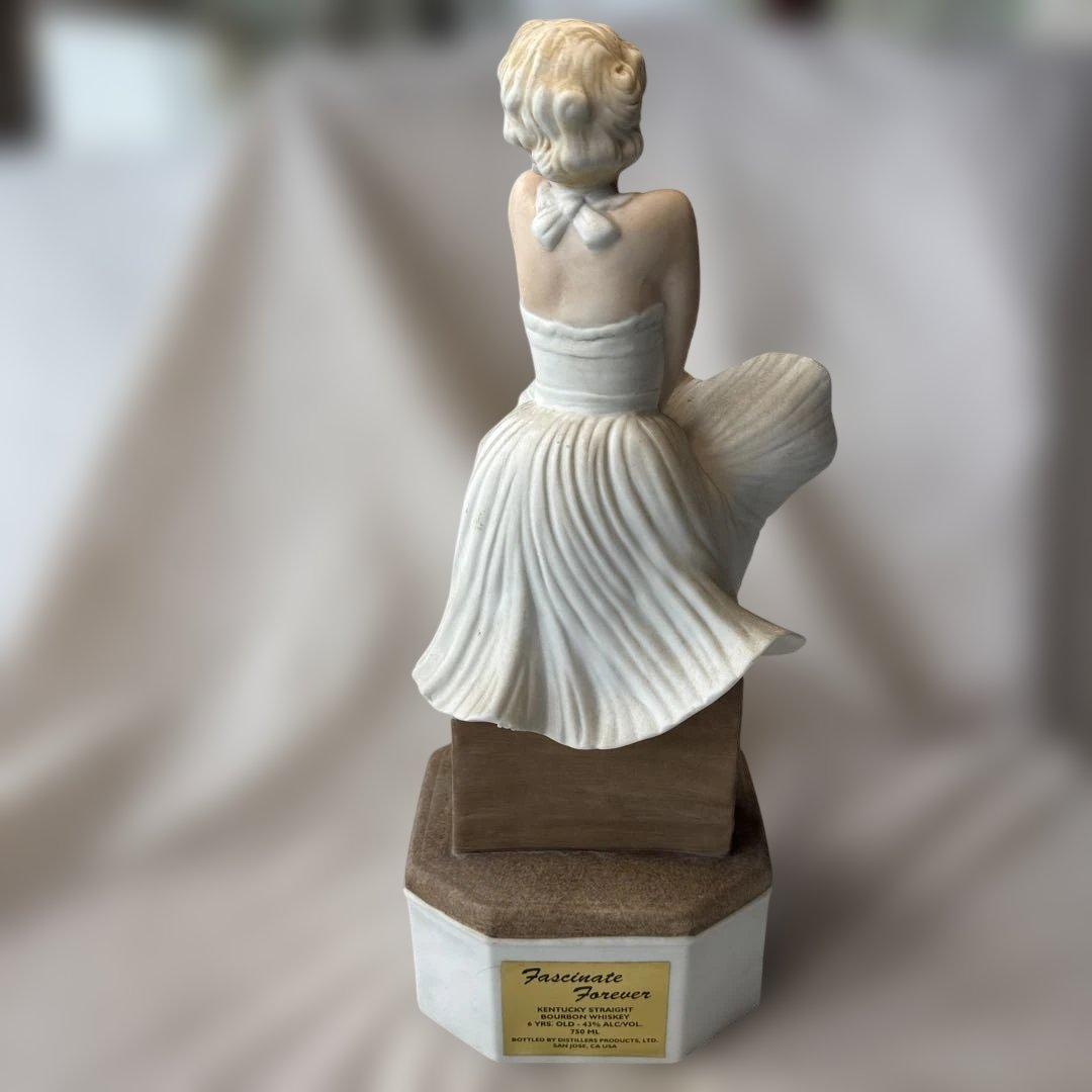 マリリンモンロー　七年目の浮気　バーボンウイスキーカラビン