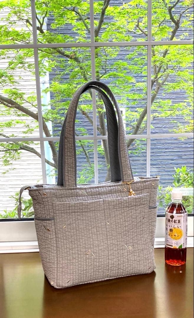 程よいサイズでポケットいっぱいヌビバッグ　グレー×チューリップ　ハンドメイド