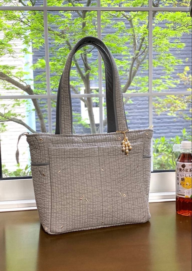 程よいサイズでポケットいっぱいヌビバッグ　グレー×チューリップ　ハンドメイド