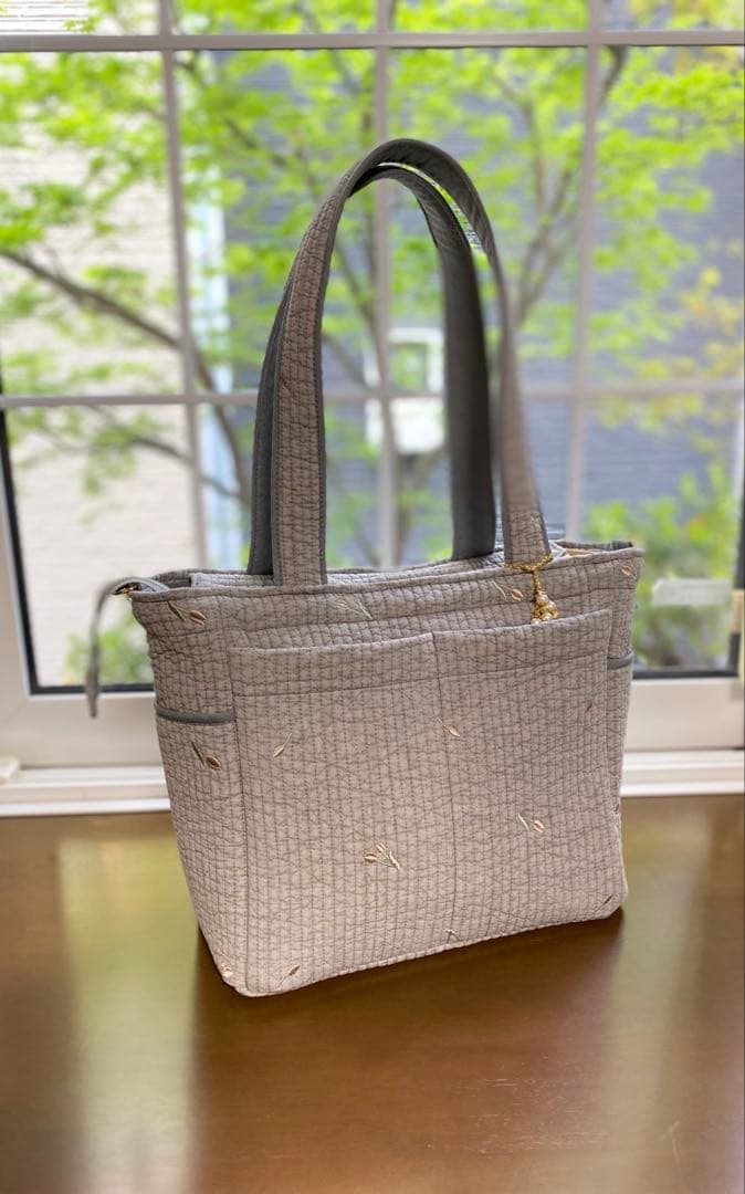 程よいサイズでポケットいっぱいヌビバッグ　グレー×チューリップ　ハンドメイド