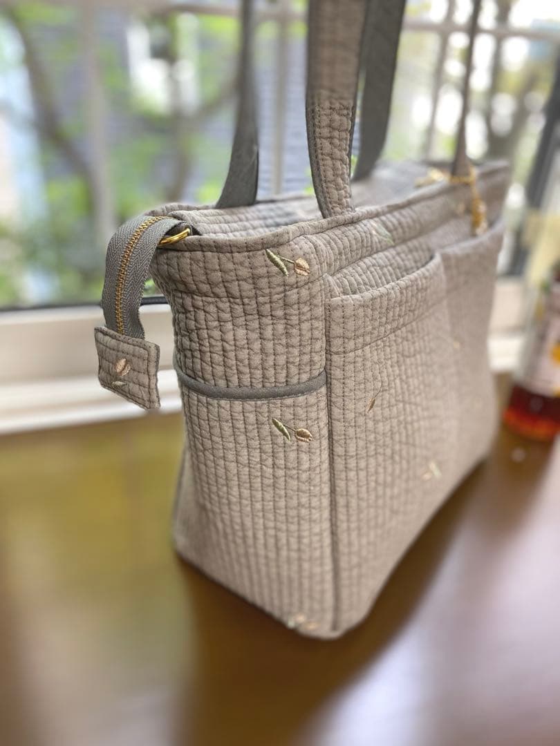 程よいサイズでポケットいっぱいヌビバッグ　グレー×チューリップ　ハンドメイド