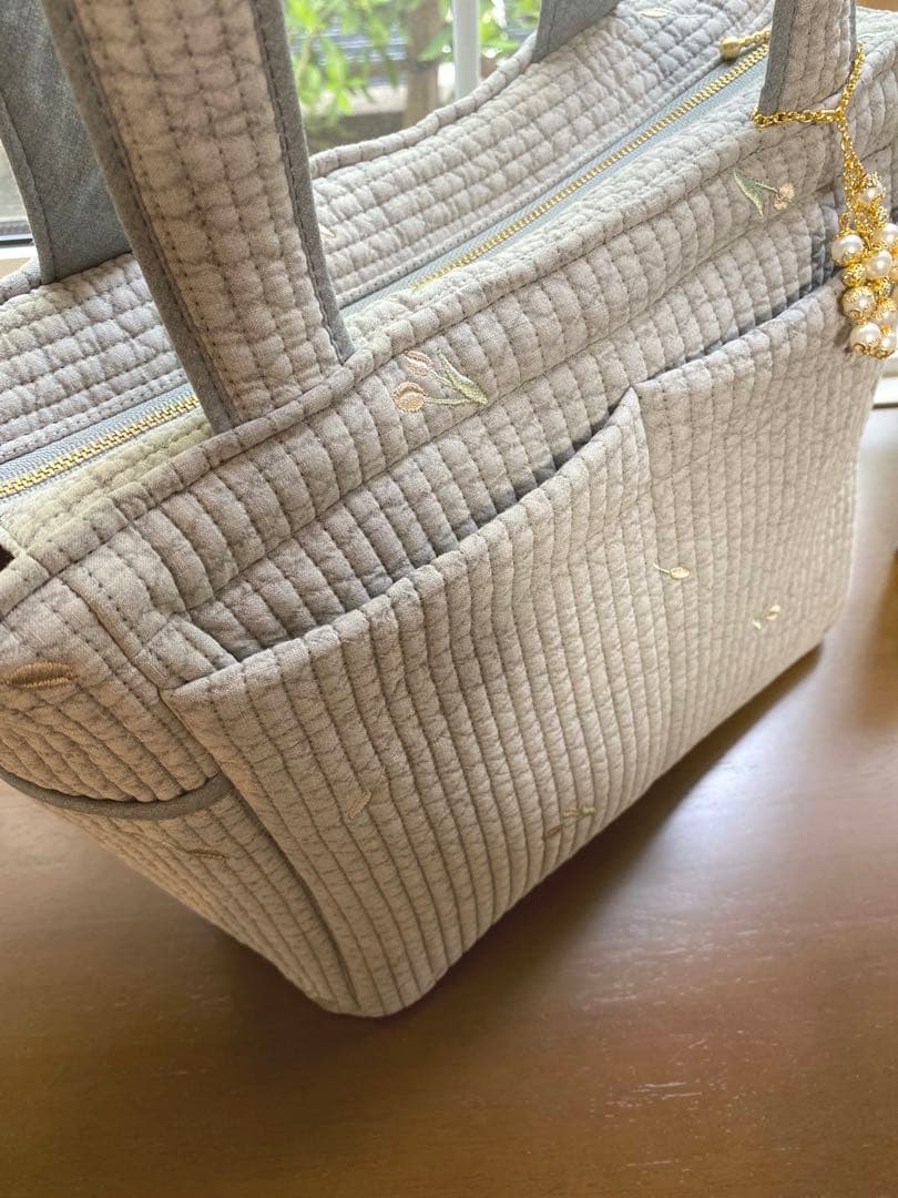 程よいサイズでポケットいっぱいヌビバッグ　グレー×チューリップ　ハンドメイド