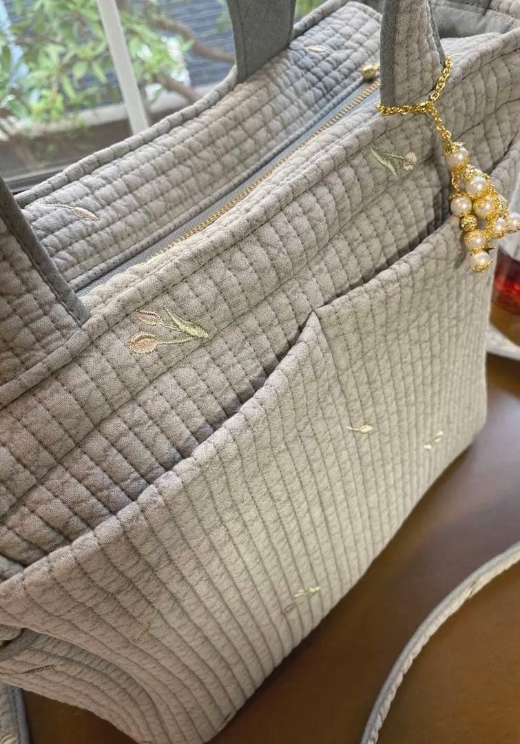 程よいサイズでポケットいっぱいヌビバッグ　グレー×チューリップ　ハンドメイド