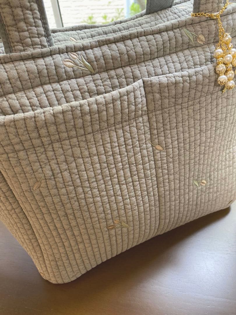 程よいサイズでポケットいっぱいヌビバッグ　グレー×チューリップ　ハンドメイド