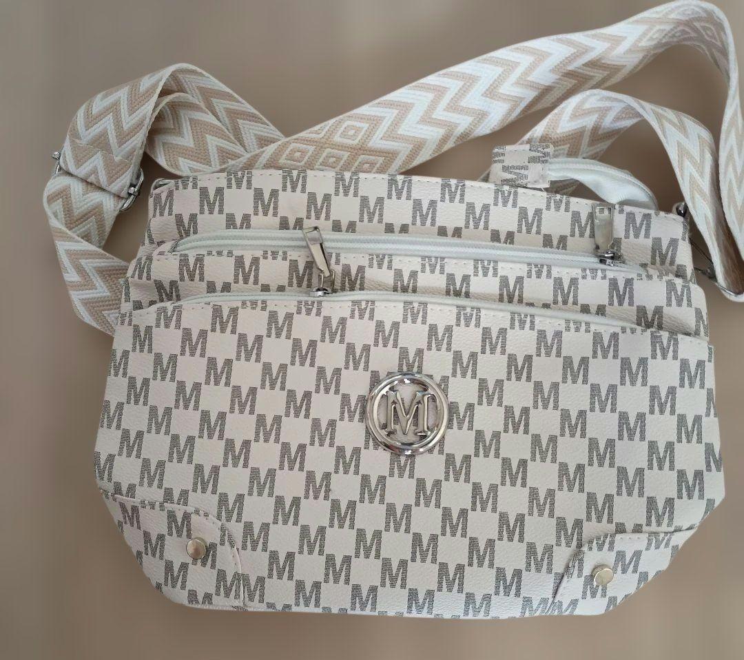 Mロゴ ショルダーバッグと缶バッジセット