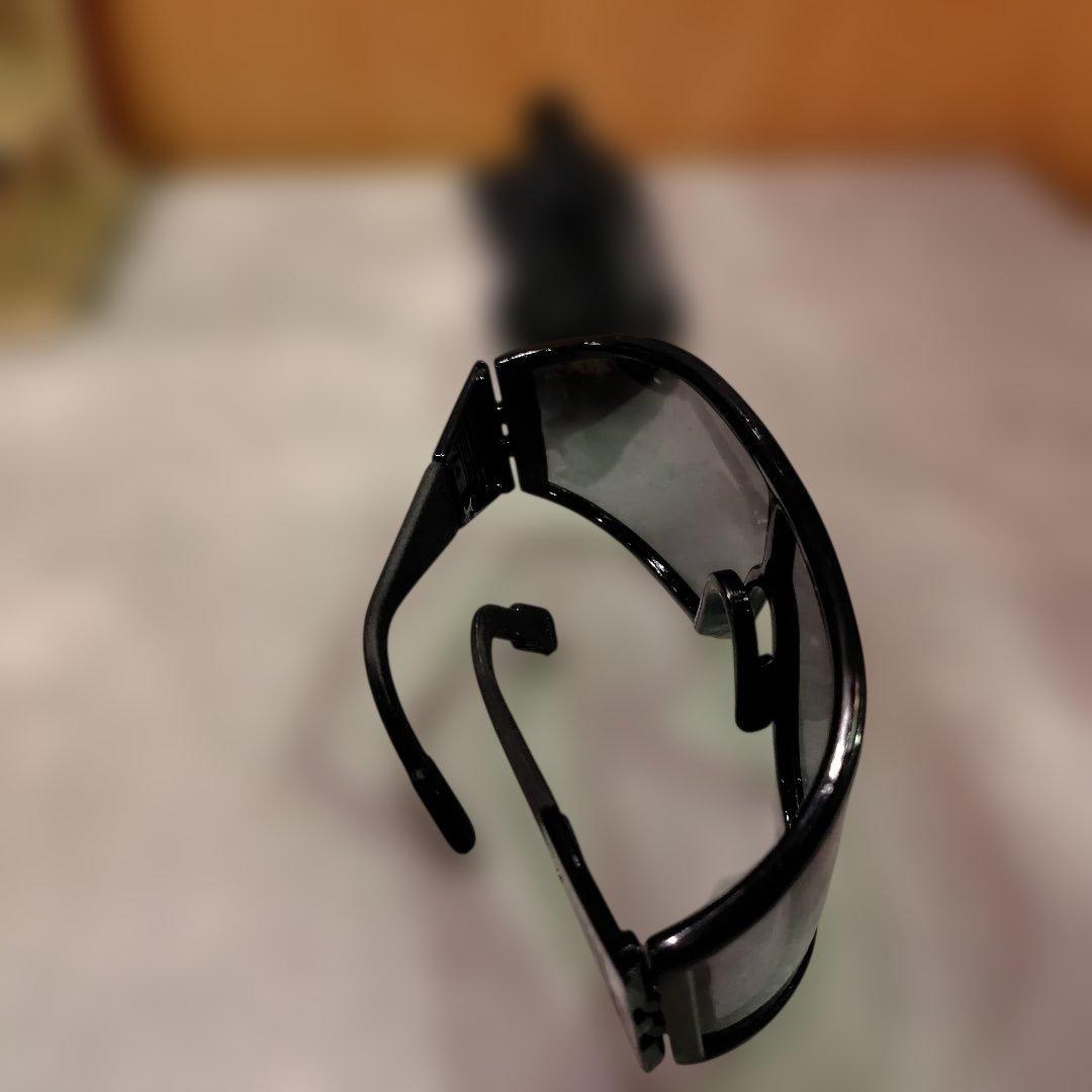 黒いスポーツゴーグル グレーのレンズ 収納ケース付き