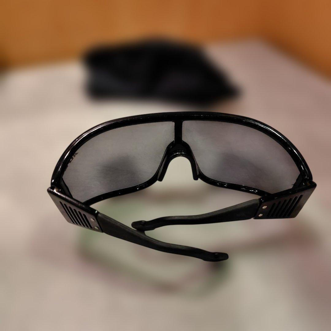 黒いスポーツゴーグル グレーのレンズ 収納ケース付き