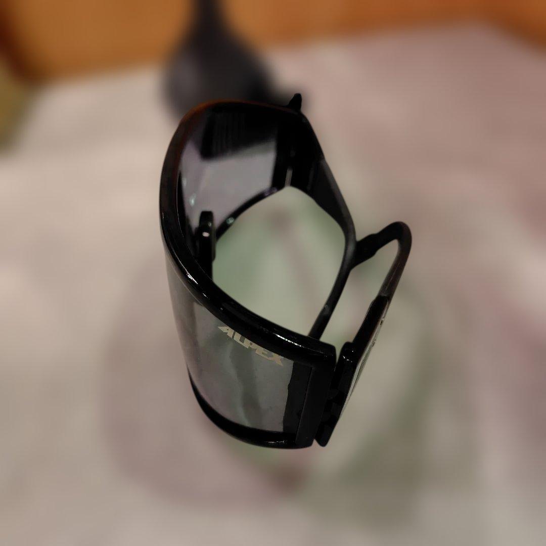 黒いスポーツゴーグル グレーのレンズ 収納ケース付き