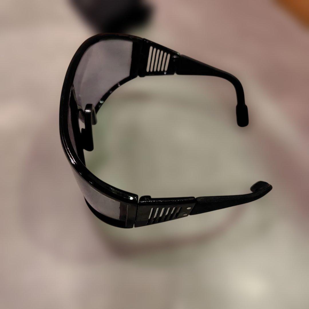 黒いスポーツゴーグル グレーのレンズ 収納ケース付き