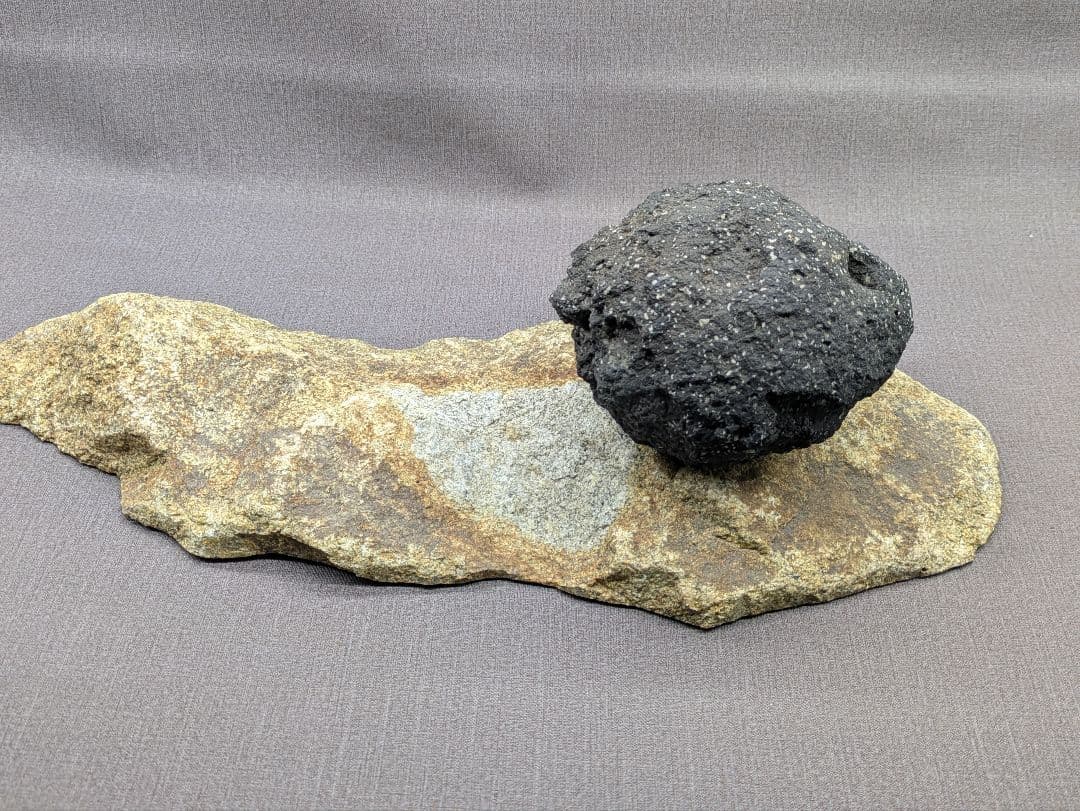 三原山 火山弾 庵治石 台付き