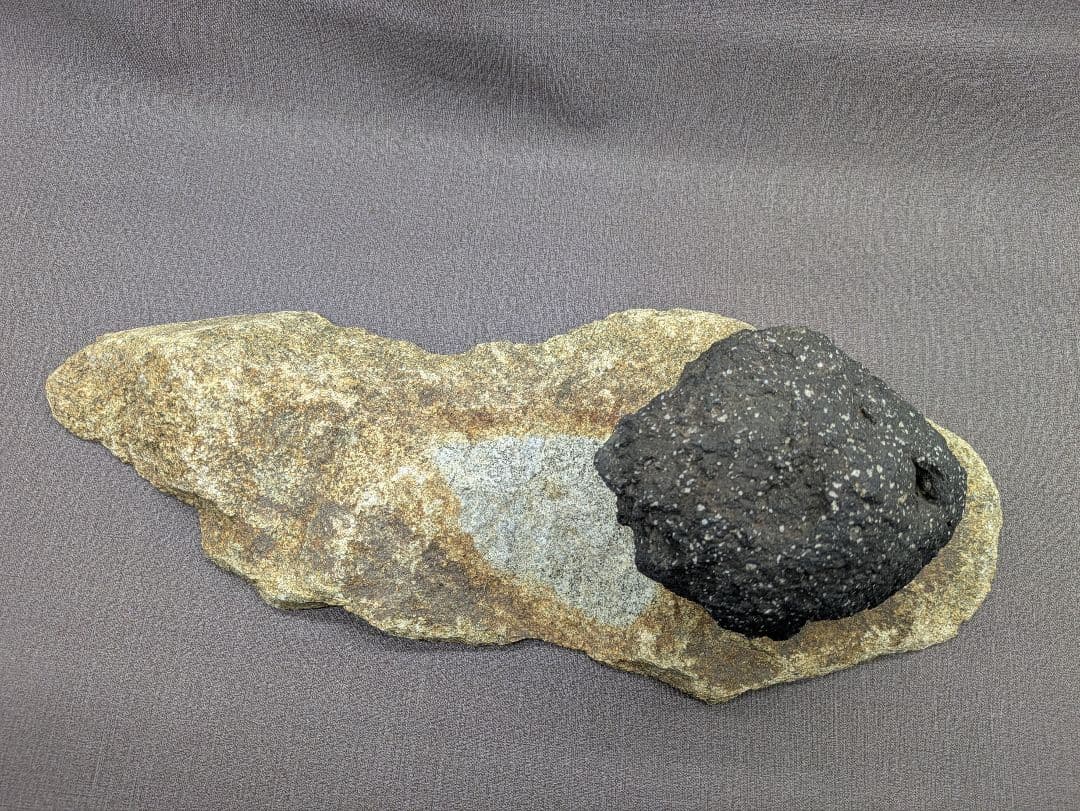 三原山 火山弾 庵治石 台付き