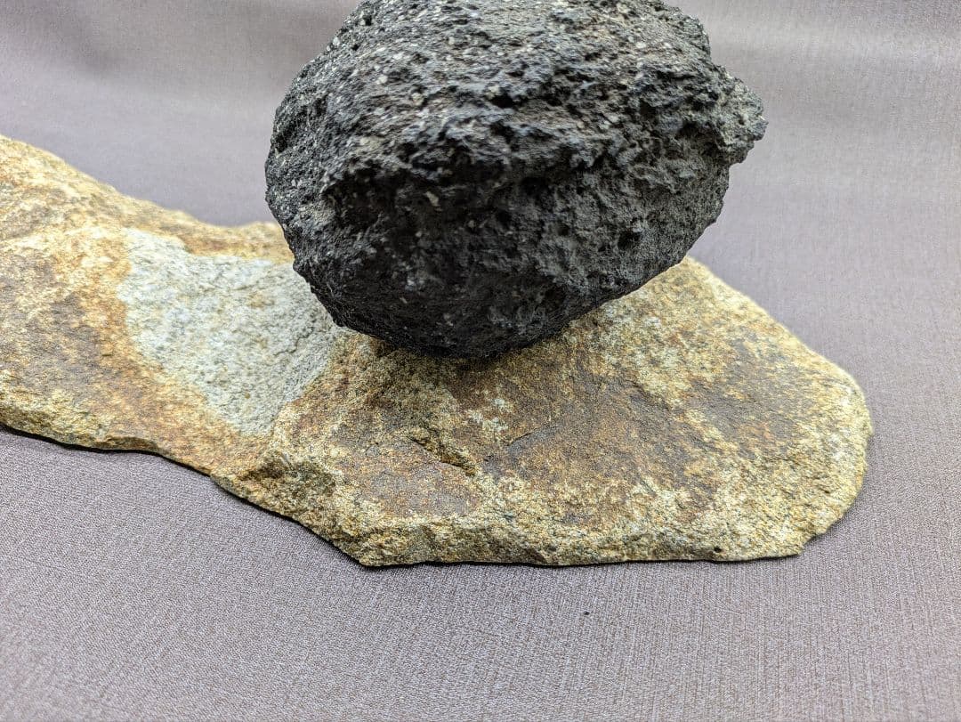 三原山 火山弾 庵治石 台付き