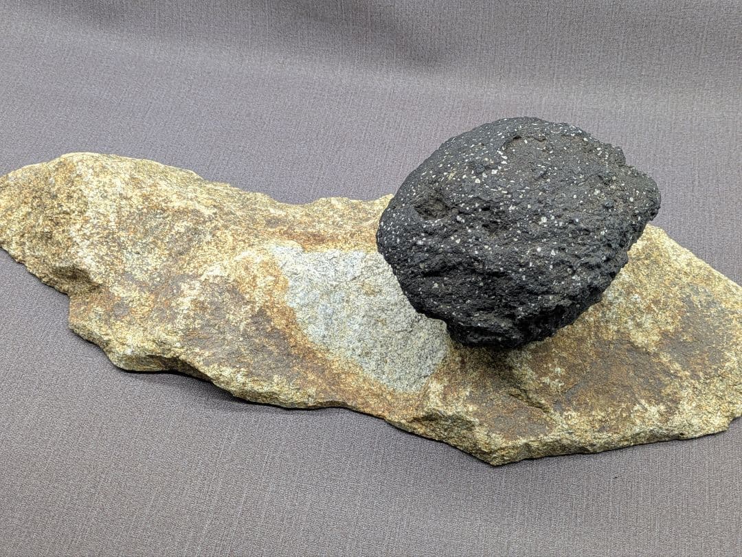 三原山 火山弾 庵治石 台付き