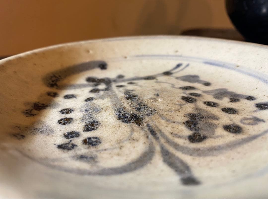 希少・アンティーク・初期安南・染付草花文小皿•唐木鑑賞スタンド付・２点セット