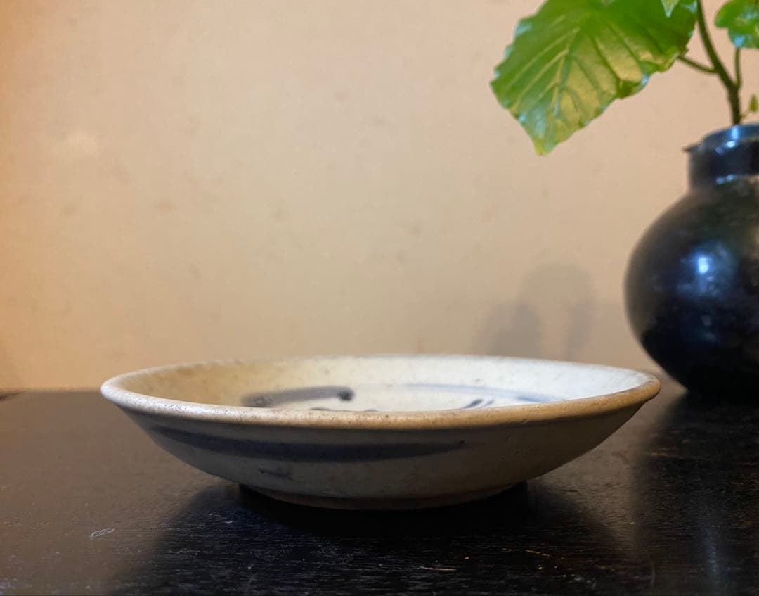 希少・アンティーク・初期安南・染付草花文小皿•唐木鑑賞スタンド付・２点セット