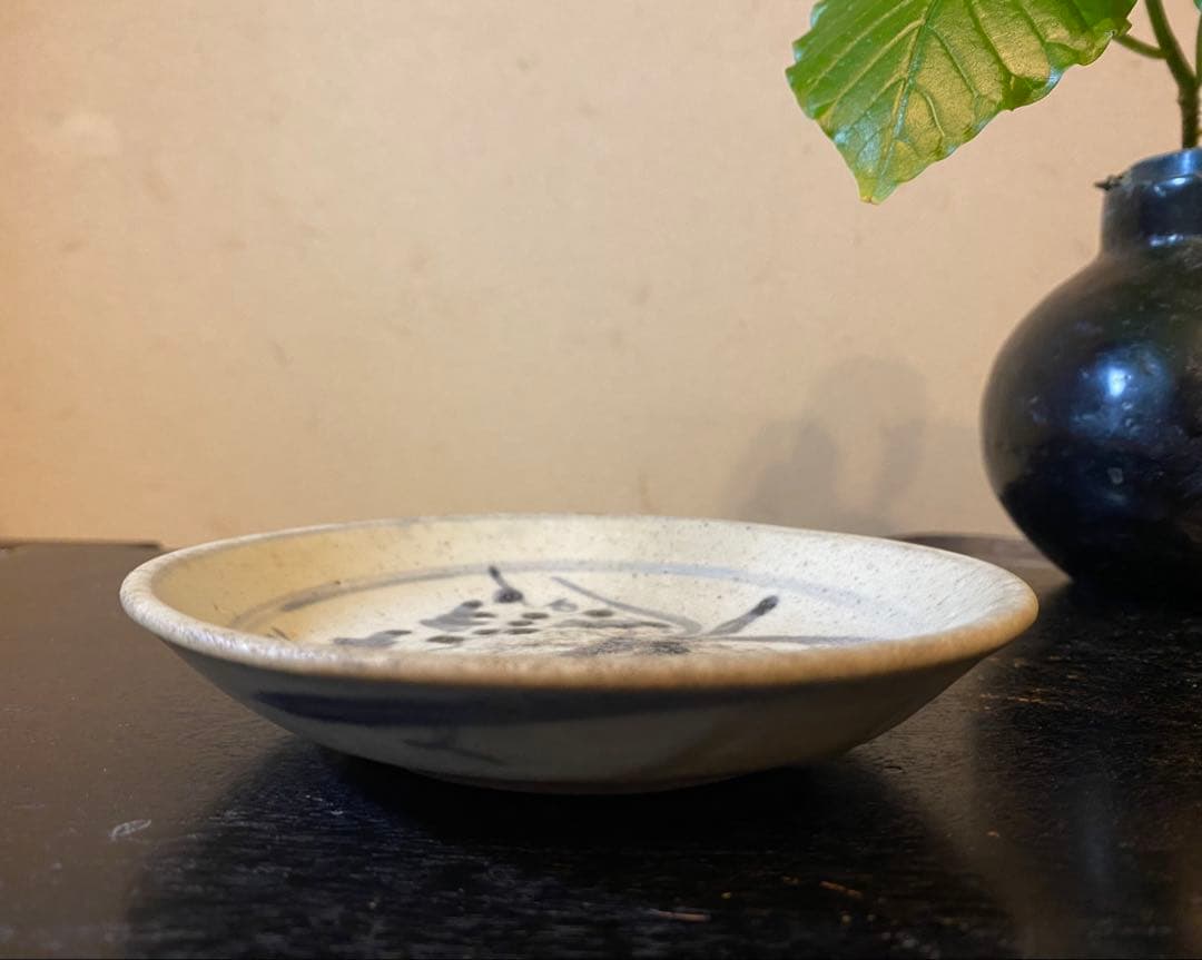 希少・アンティーク・初期安南・染付草花文小皿•唐木鑑賞スタンド付・２点セット