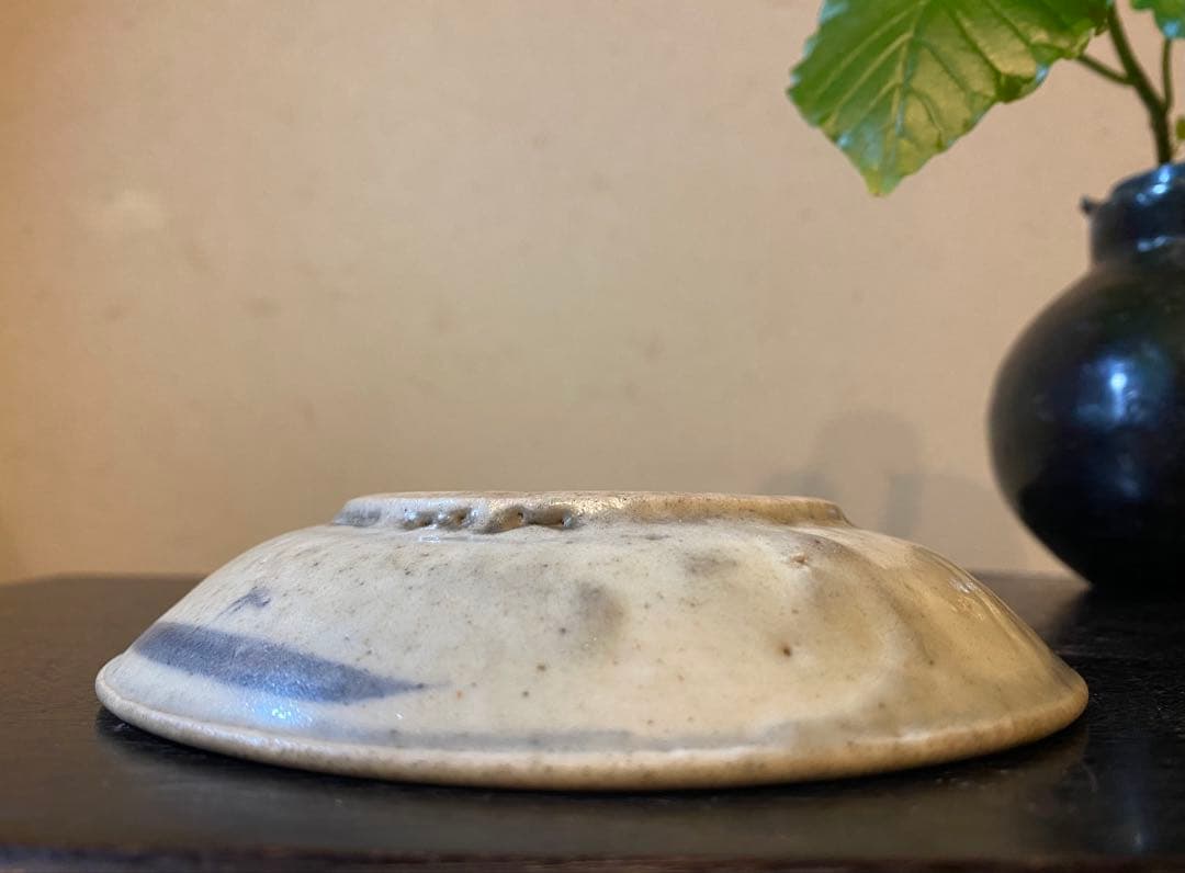 希少・アンティーク・初期安南・染付草花文小皿•唐木鑑賞スタンド付・２点セット