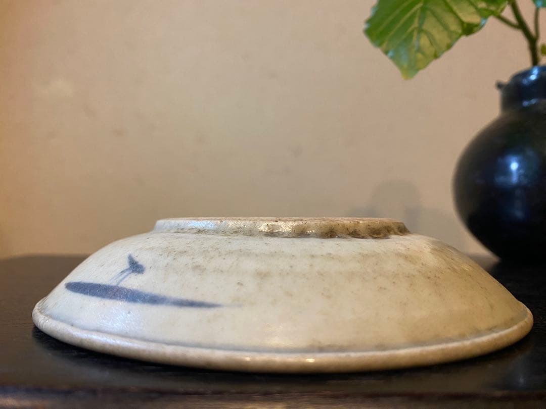 希少・アンティーク・初期安南・染付草花文小皿•唐木鑑賞スタンド付・２点セット