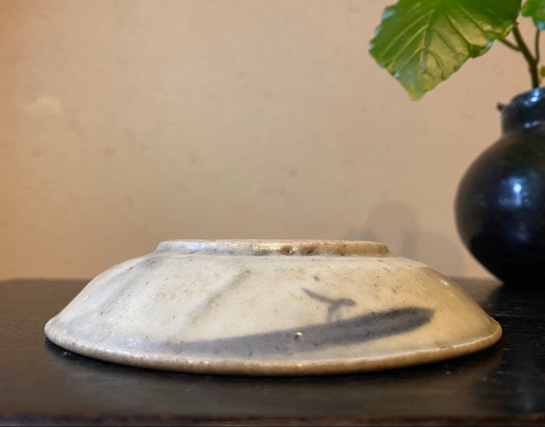 希少・アンティーク・初期安南・染付草花文小皿•唐木鑑賞スタンド付・２点セット