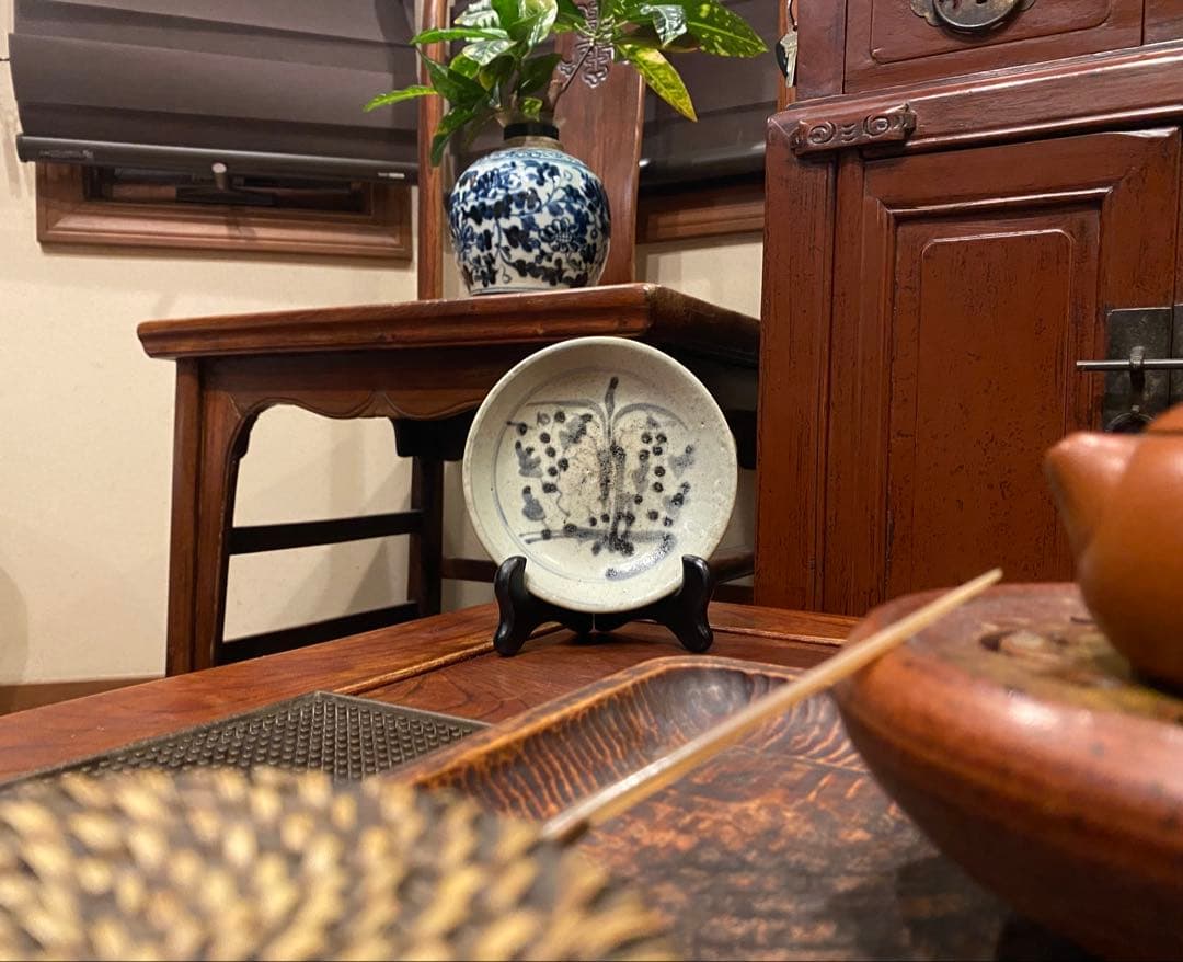 希少・アンティーク・初期安南・染付草花文小皿•唐木鑑賞スタンド付・２点セット