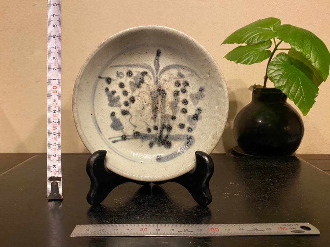 希少・アンティーク・初期安南・染付草花文小皿•唐木鑑賞スタンド付・２点セット