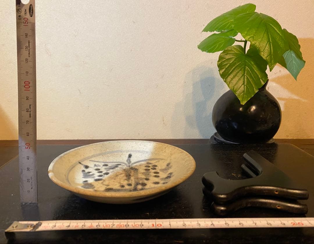 希少・アンティーク・初期安南・染付草花文小皿•唐木鑑賞スタンド付・２点セット