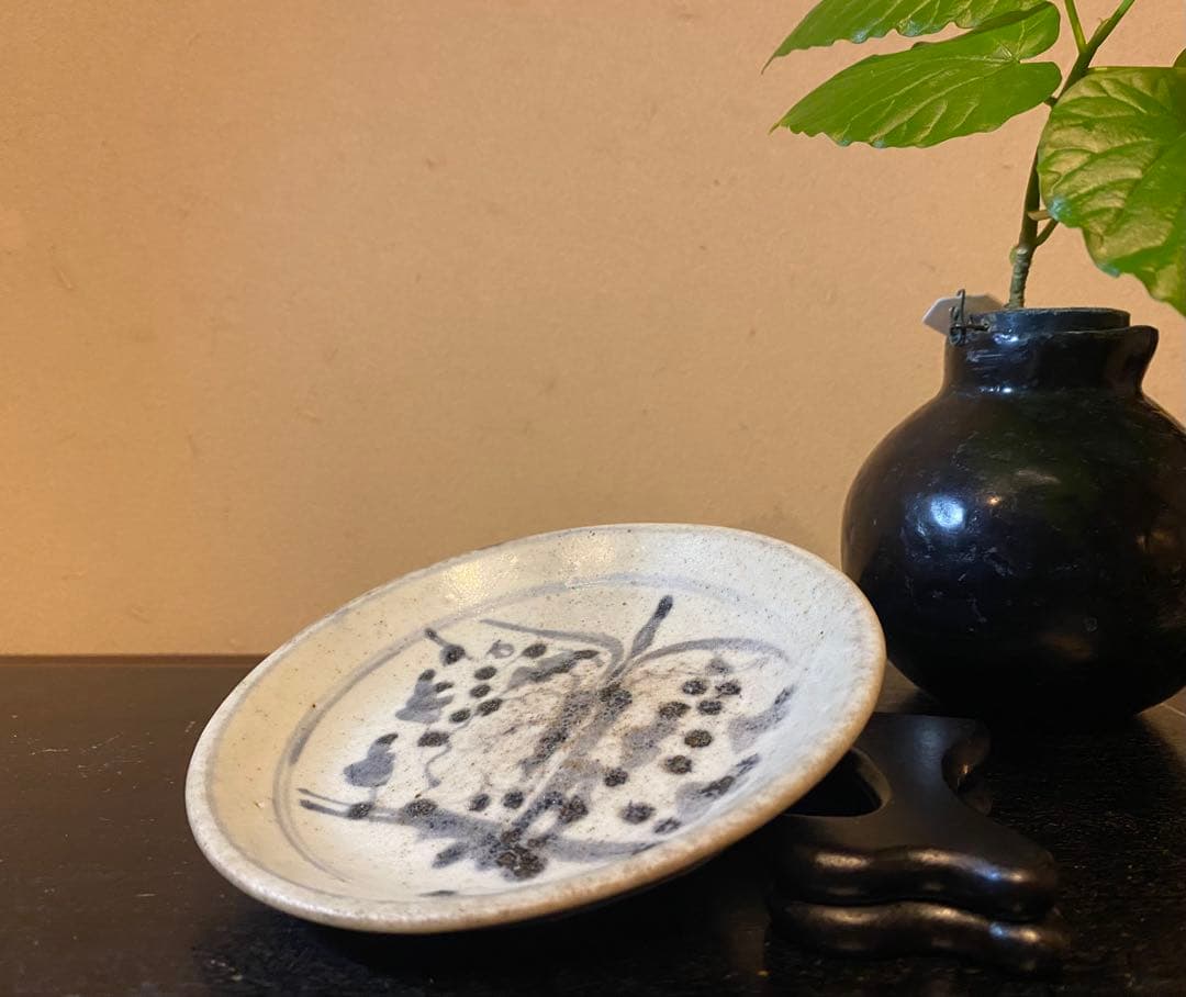 希少・アンティーク・初期安南・染付草花文小皿•唐木鑑賞スタンド付・２点セット