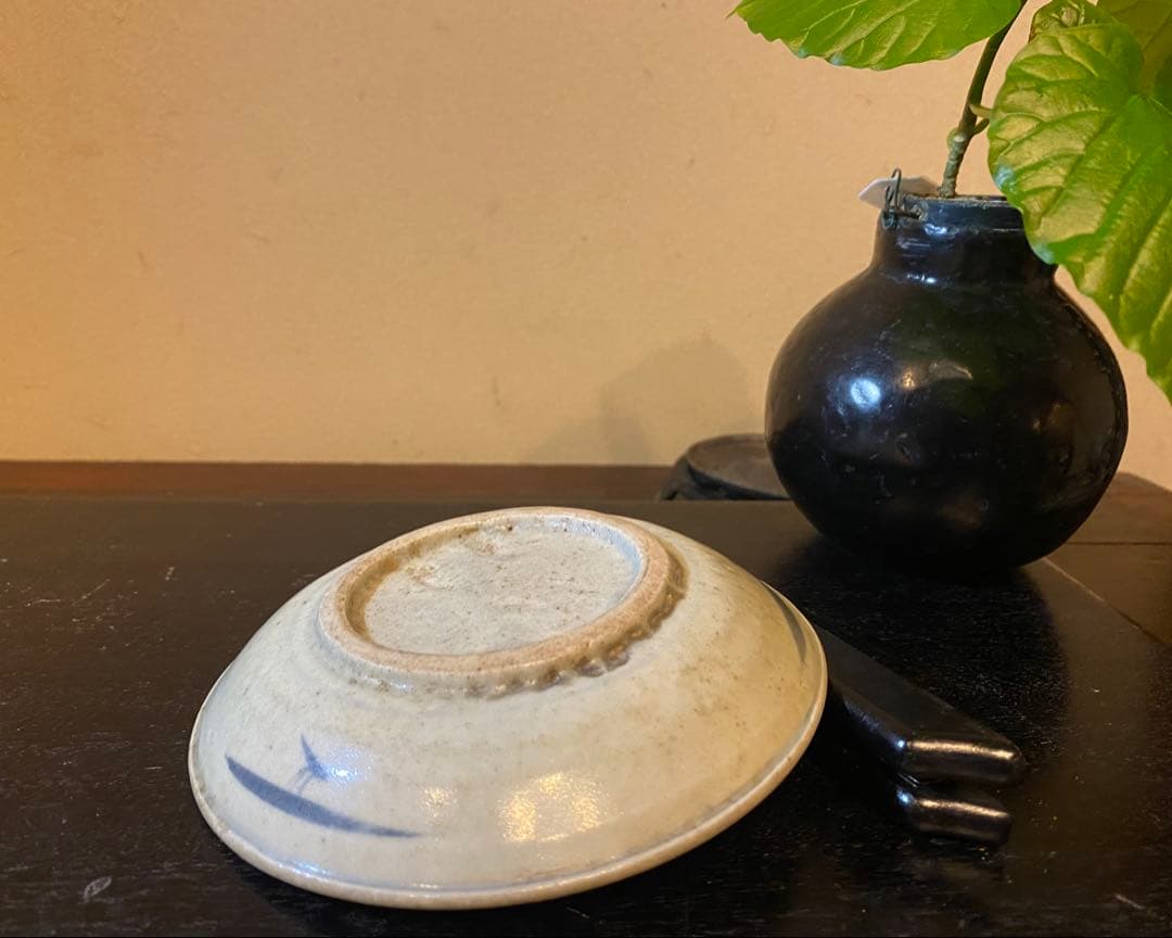 希少・アンティーク・初期安南・染付草花文小皿•唐木鑑賞スタンド付・２点セット