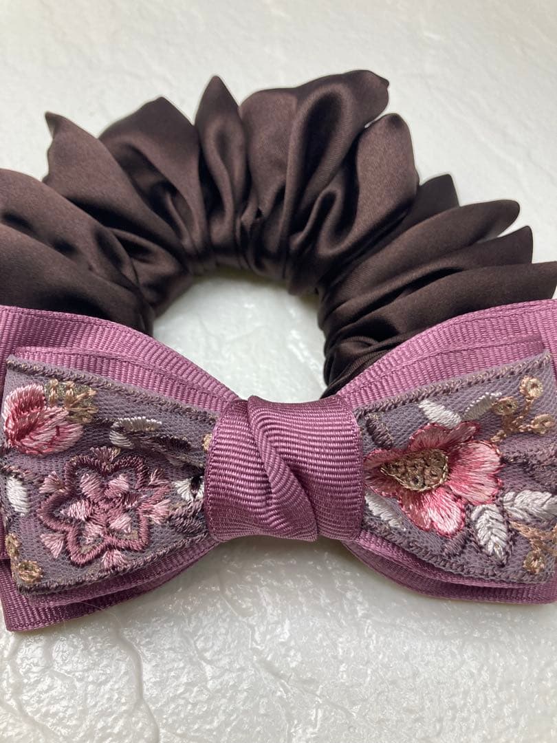 ハンドメイドシュシュM-4257♡ブラウンサテン♡インド刺繍リボン付♡